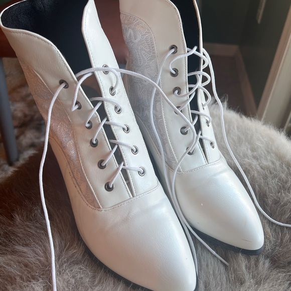 Size 9 White Victorian Bridal Witch Shoes - Picture 2 of 7